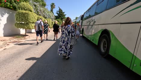 Mujeres-En-Pareo-Caminan-En-La-Estación-De-Autobuses-En-Túnez