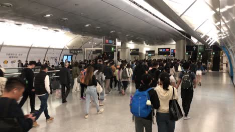 Hora-Punta-En-La-Estación-De-Metro-Almirantazgo-En-Hong-Kong