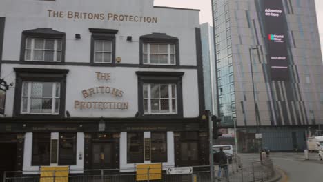 Fachada-Del-Pub-De-Protección-Británica-En-La-Ciudad-De-Manchester,-Inglaterra