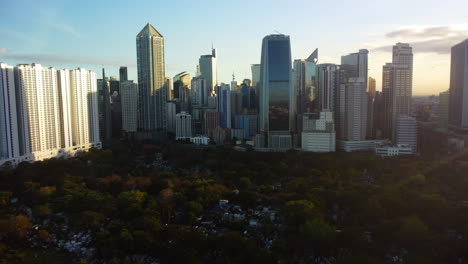 Disparo-De-Un-Dron-Sobre-El-Cementerio-Sur-De-Manila-Hacia-Los-Rascacielos-De-Makati,-Filipinas