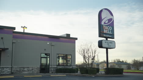 Toma-De-Establecimiento-Del-Restaurante-De-La-Cadena-De-Comida-Rápida-Taco-Bell-Y-Drive-Thru