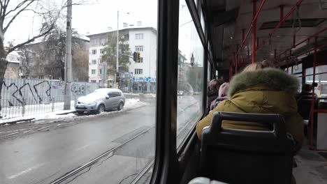 POV-Aufnahmen-Aus-Dem-Inneren-Der-Straßenbahn-Nummer-22,-An-Einem-Hellen-Wintertag-Steht-Eine-Frau-Von-Ihrem-Sitzplatz-Auf