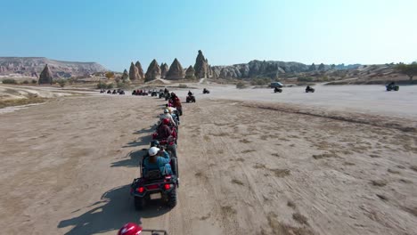 ATV-Tour-In-Kappadokien---Touristen-Auf-Quad-Fahrten-In-Kappadokien,-Türkei-An-Einem-Sonnigen-Tag