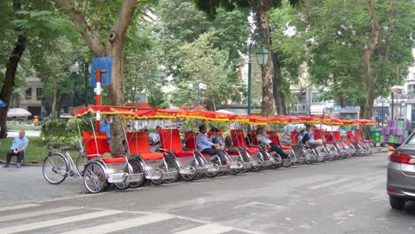 Los-Ciclos-De-Xich-Lo-Están-De-Pie-Junto-Con-Sus-Vendedores-Esperando-A-Los-Clientes.