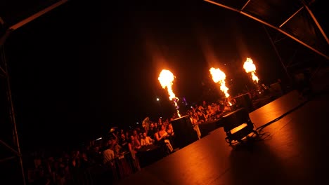 Festival-Feuershow-Live-Auf-Der-Bühne-Mit-Begeistertem-Publikum,-Blick-Hinter-Die-Bühne