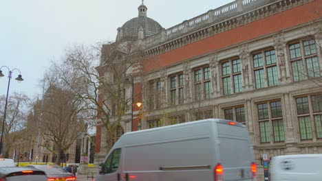 Vehículos-Circulando-Por-El-Victoria-And-Albert-Museum-De-Londres,-Reino-Unido