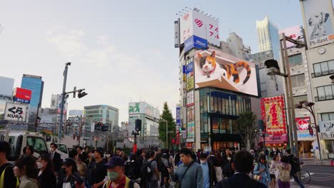 Escena-En-Cámara-Lenta-Mientras-La-Gente-Camina-Por-Calles-Concurridas-Hacia-La-Estación-Shinjuku