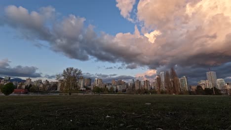 Vídeo-De-Lapso-De-Tiempo-De-Nubes-En-Movimiento-Al-Atardecer-En-Un-Parque-Con-Gente-Caminando-Por-Un-Sendero