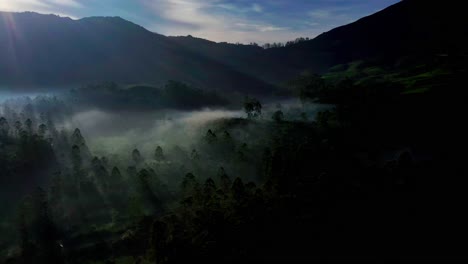 Préstamo-De-Vista-Aérea-De-Drones-Usted-Vive-Donde-Se-Ven-Muchas-Montañas-Grandes-Y-árboles-Pequeños-Y-Grandes