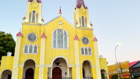 Hand-Held-Shot,-Yellow-Church-Building-of-San-Francisco-Castro-Facade-in-Chilo?