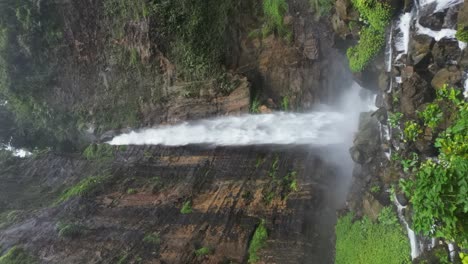 Turistas-En-La-Base-De-La-Exuberante-Cascada-De-La-Selva-Karas-Biru-En-Java,-Indonesia