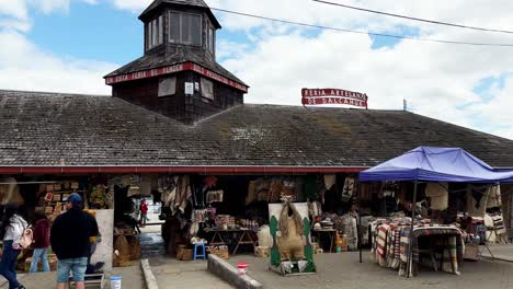 Gente,-Turistas-Visitan-El-Mercado-De-Feria-Artesanal-De-Dalcahue-Durante-Un-Día-De-Verano-En-Chile,-Chilo?