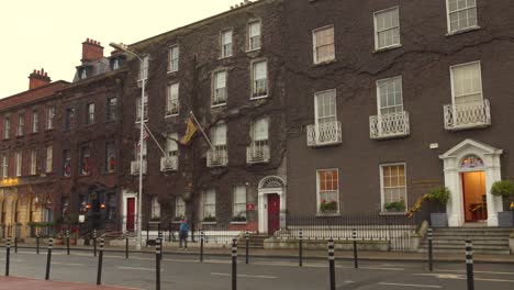 Toma-Panorámica-De-La-Arquitectura-Histórica-En-Dublín,-Irlanda.