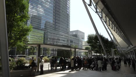 Los-Japoneses-Hacen-Cola-Junto-A-La-Parada-De-Taxis-Fuera-De-La-Entrada-De-Yaesu-Fuera-De-La-Estación-De-Tokio.