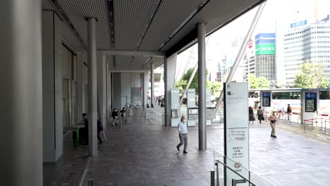 Se-Captura-Una-Secuencia-Tranquila-Mientras-Se-Desciende-La-Escalera-Mecánica-En-El-Lado-De-Entrada-De-Yaesu,-Afuera-De-La-Estación-De-Tokio.