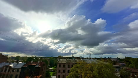 Vea-El-Impresionante-Cielo-Diurno-Mientras-Se-Transforma-Con-Gracia-Y-Las-Nubes-De-Un-Blanco-Puro-Flotando-Encima-Se-Suman-Al-Encanto-Encantador,-Capturando-Para-Siempre-Un-Lugar-Especial-En-Su-Corazón.