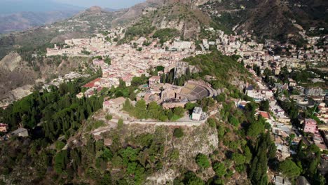 Drohne-Fliegt-Auf-Ein-Kolosseum-Amphitheater-über-Der-Altstadt-Von-Taormina-Zu