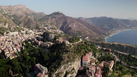 Drone-Volando-Sobre-Taormina,-Sicilia-Durante-La-Hora-Dorada