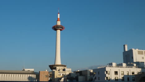 Kyoto-Tower-Vor-Strahlend-Blauem-Himmel