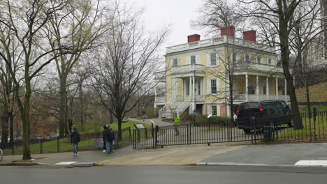 Menschen-Gehen-In-Der-Nähe-Des-Hauses-Von-Alexander-Hamilton-In-Upper-Manhattan,-New-York,-Spazieren