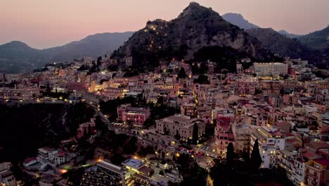 Luftdrohnenaufnahme-über-Taormina-Nach-Sonnenuntergang-Auf-Der-Insel-Sizilien