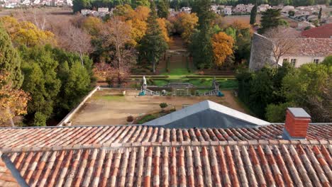 Antena-Sobre-Una-Gran-Mansión-Francesa-Con-Vistas-Panorámicas-Del-Jardín-En-El-Pequeño-Pueblo-De-Jacou