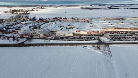 Luftanflug---Väderstad-Ab-Fabrikgebäude-Für-Landwirtschaftliche-Maschinen---Schnee,-Winter-Und-Sonniges-Wetter