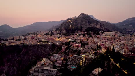 Drone-Aéreo-Disparado-Sobre-Taormina-Después-Del-Atardecer-En-La-Isla-De-Sicilia