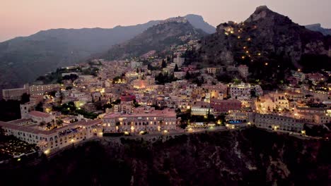 Luftdrohnenaufnahme-über-Taormina-Nach-Sonnenuntergang-Auf-Der-Insel-Sizilien