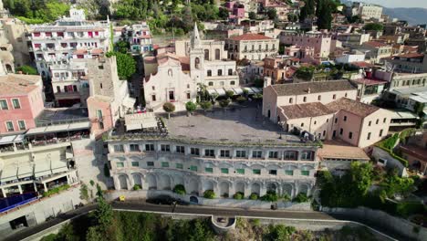 Toma-Aérea-Con-Drones-Sobre-La-Plaza-Principal-De-Taormina,-Sicilia