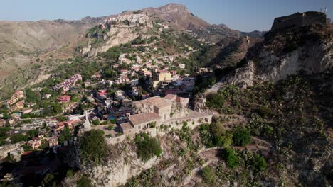 Drohnen-Fliegen-In-Den-Bergen,-Wo-Städte-Und-Dörfer-Auf-Den-Gipfeln-Der-Berge-Und-Felsen-Gebaut-Werden