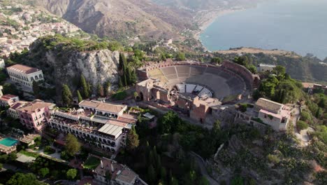 Drohne-Fliegt-Um-Ein-Kolosseum-Amphitheater-über-Der-Altstadt-Von-Taormina