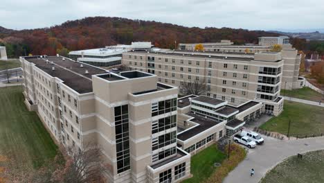 Potomac--Und-Chesapeake-Hallen-Auf-Dem-East-Campus-Der-James-Madison-University-An-Einem-Herbsttag-In-Harrisonburg,-Virginia