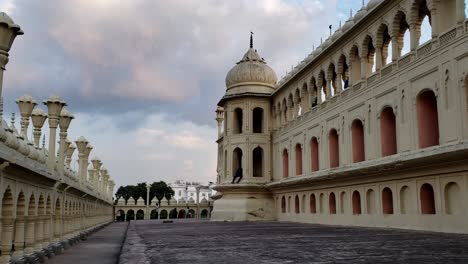 Die-Exquisiten-Arkadenwände-Des-Bhulbhulaiya-Labyrinths-In-Der-Bara-Imambara-In-Der-Altstadt