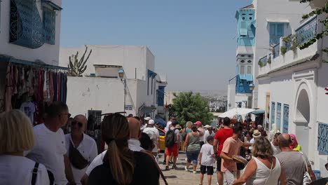 Calle-Principal-Con-Una-Gran-Cantidad-De-Turistas-En-Sidi-Bou-Said,-Túnez