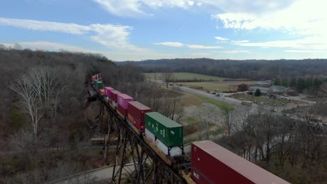 Toma-Aérea-Cruzando-Un-Colorido-Tren-Intermodal-En-El-Caballete-Pope-Lick-En-Louisville,-Kentucky,-En-Un-Soleado-Día-De-Invierno