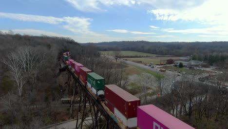 Toma-Aérea-Cruzando-Un-Colorido-Tren-Intermodal-En-El-Caballete-Pope-Lick-En-Louisville,-Kentucky,-En-Un-Soleado-Día-De-Invierno