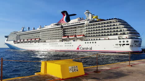 Experimente-La-Grandeza:-El-Magnífico-Crucero-Carnival-Descansa-Elegantemente-En-El-Puerto-De-México,-Irradiando-Colores-Vibrantes-Y-Emoción.