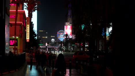 Gente-Caminando-Por-Las-Aceras-Por-La-Noche-En-La-Ciudad-De-Las-Vegas,-Nevada,-Estados-Unidos.