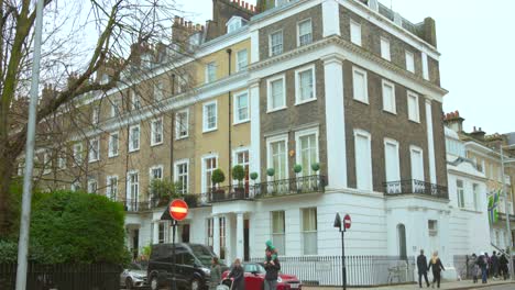 Tilt-shot-of-historic-architecture-in-the-city-of-London,-England