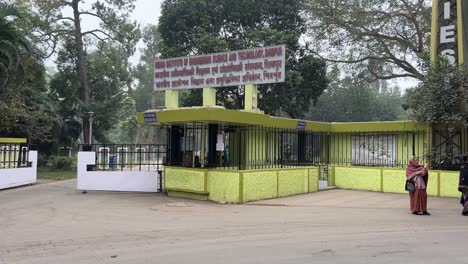 Parallax-shot-of-Indian-Institute-of-Engineering-College,-Shibpur-during-daytime-in-Kolkata,-India