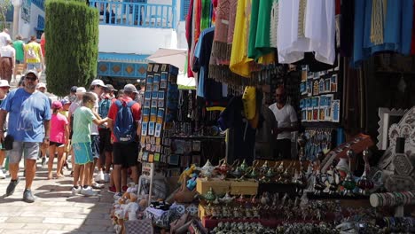 Primer-Plano-Detallado-De-Souvenirs-Tradicionales-En-La-Tienda-Sidi-Bou-Said,-Túnez