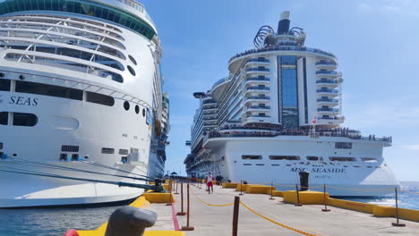 Sea-Testigo-De-La-Grandeza:-Dos-Majestuosos-Cruceros-Adornan-El-Mismo-Muelle,-Uno-Al-Lado-Del-Otro,-Ofreciendo-Un-Espectáculo-Impresionante-De-Elegancia-Y-Grandeza-Marítima.