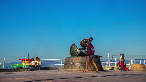 Timelapse-De-Personas-Moviéndose-Alrededor-Del-Monumento-Al-Salvavidas-De-Tim-Kelly-En-Hermosa-Beach