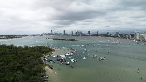 Miles-De-Juerguistas-Australianos-Disfrutan-De-Un-Día-En-El-Agua-En-La-Costa-Dorada.