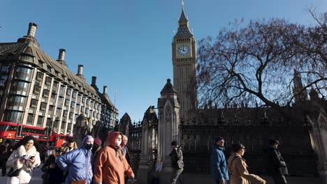 Daily-city-scene-of-people-passing-the-iconic-Big-Ben-clock-Westminster-landmark