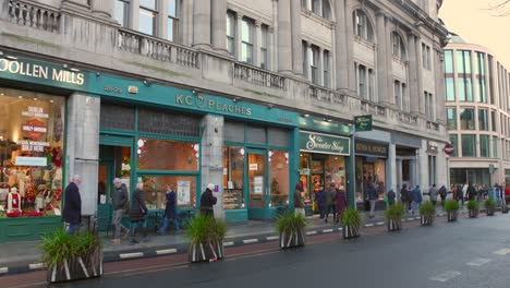 The-busy-sidewalk-of-a-shopping-street-in-Dublin,-Ireland