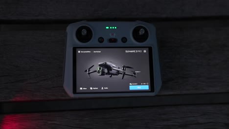 Mit-Blick-Auf-Den-Dji-RC-Controller-Mit-LCD-Bildschirm-Auf-Dem-Tisch