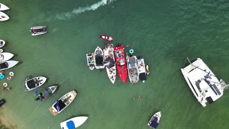 Die-Wasserstraßen-Der-Gold-Coast-Sind-Voller-Jetskis-Und-Boote,-Während-Sich-Die-Menschen-Versammeln,-Um-Den-Australischen-Feiertag-Zu-Feiern