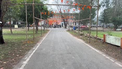 Vista-Frontal-De-La-Decoración-Para-La-Celebración-De-Ram-Pran-Pratishta-En-La-Facultad-De-Ingeniería-De-Shibpur-En-Calcuta-Durante-La-Fría-Mañana